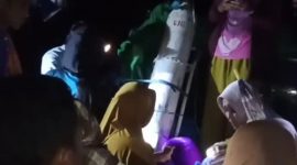 Foto: Balita didampingi tim nakes saat dirujuk dari Pustu Pusu ke Puskesmas Monta menggunakan mobil pikap pada Jumat (13/2/2026) malam. (Istimewa)